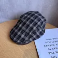 Nahaufnahme der grauen Vintage-Karo-Stoffstruktur und des Schirmes der Schirmmütze - M(56-58cm) / Schwarz & Kaffee Kariert