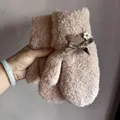 Dettaglio di muffole rosa con fiocco marrone e fiore bianco per il calore invernale - Beige