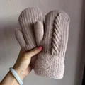 Dettaglio della trama a treccia e del polsino in ecopelliccia dei guanti invernali - Taglia unica / Cachi
