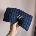 Dettaglio fascia per capelli in maglia di lana blu scuro con patch alo alo - Blu navy