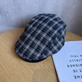 Nahaufnahme der schwarz-grauen Schirmmütze mit Karomuster und Tweed-Struktur-Detail - M(56-58cm) / Schwarz-Grau Kariert