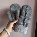 Détail de moufles en tricot gris avec motif torsadé et bordure en peluche aux poignets - Taille unique / Gris