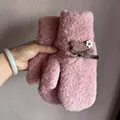 Detailansicht der rosa dicken Fleece-Fäustlinge mit Herz- und Schleifen-Details für den Winter - Rosa