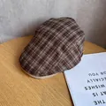 Detailansicht der Vintage-Karo-Schiebermütze auf einem Holztisch mit weichem Stoff - M(56-58cm) / Kamelfarbenes Gitter