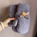 Dettaglio dei guanti in pile viola con motivi decorativi a cuore e floreali - Blu e Viola