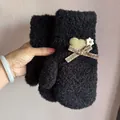 Details von warmen schwarzen Teddy-Fäustlingen mit Herz-Patch und Blumen-Schleifen-Dekor - Schwarz