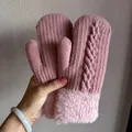 Moufles roses en tricot torsadé avec bordure en fausse fourrure pour l'hiver - Taille unique / Rose