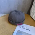 Gros plan du bonnet docker gris foncé avec texture à chevrons et logo brodé rouge - Réglable / Gris