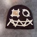 Detail einer braunen Strickmütze mit abstrakten beigen Grafiken und feiner Texturierung - M (53-58cm) / Kaffeebraun