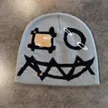 Detaillierte Stricktextur und Graffiti-Gesicht auf einer grauen Wintermütze für Streetstyle - M (53-58cm) / Grau