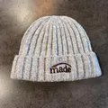 Gros plan détaillé du bonnet en maille côtelée gris clair avec broderie 'made' - Gris / M (54-59cm)