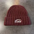 Détail du tricot côtelé d'un bonnet bordeaux avec broderie blanche made sur le devant - Bordeaux / M (54-59cm)