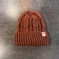 Dettaglio cappello invernale a trecce spesse con risvolto a coste e toppa con stella - Elastico / Caramello