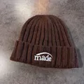 Vue détaillée du bonnet en maille côtelée marron foncé avec broderie blanche - Café / M (54-59cm)