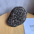 Vista de cerca de la boina con estampado de leopardo y su textura de calidad - M / Negro caqui
