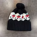 Dettaglio berretto in maglia nera con motivo a ciliegia rossa e grande pompon - Nero
