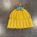 Vue détaillée de dessus d'un bonnet citrouille tricoté pour enfants avec feuilles - M(54-58cm) / Jaune
