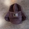 Vue détaillée du bonnet aviateur en peluche marron avec écussons brodés K GO - M(55-59cm) / Café