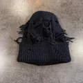 Detailansicht der schwarzen Strickmütze mit Distressed-Löchern und Fransen im Streetwear-Stil - M (54-59cm) / Schwarz