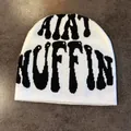 Dettaglio del motivo jacquard AIN'T MUFFIN su un berretto in maglia bianca stile hip-hop - M / Bianco