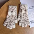 Detalle de guantes de invierno de piel sintética de leopardo con un lazo decorativo - Beige