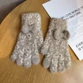 Vista detallada de guantes de invierno de felpa con estampado de leopardo sobre madera - Caqui