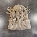 Makroaufnahme einer Distressed-Strickmütze mit Fransen und ausgefranstem Loch-Design - M (54-59cm) / Khaki