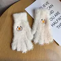 Détail de gants en peluche beige avec broderie de visage souriant et texture chaude - Taille unique / Rose