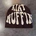Dettaglio della trama in maglia morbida e scritta jacquard Kat Muffin su berretto marrone - M / caffè
