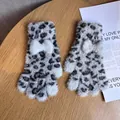 Detalle de guantes de peluche con estampado de leopardo y lazo de piel sintética blanca - Gris