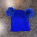 Detalle del tejido de punto acanalado en un gorro azul brillante con dos pompones suaves - M / Azul Zafiro