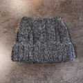 Dettaglio della trama del berretto in maglia grigio scuro con fibre morbide e soffici - M (55-59cm) / Grigio scuro