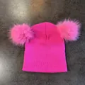 Detalle de gorro de punto rosa brillante con pompones dobles de piel sintética para invierno - M / Rosa rojo