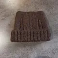 Dettaglio del berretto in maglia marrone scuro con orecchie da gatto e soffice mohair - M (55-59cm) / Caffè