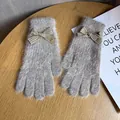 Dettaglio del guanto in morbido peluche con fiocco e targhetta dorata Baby - Grigio scuro