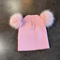 Detalle del gorro de punto rosa con dos grandes pompones de piel sintética en la parte superior - M / Rosa