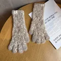 Nahaufnahme der flauschigen Strickhandschuhe mit Leopardenmuster und weicher Felltextur - Khaki