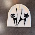 Detailansicht der cremefarbenen Strickmütze mit schwarzen Katzen-Jacquardmustern - M (52-58cm) / Beige