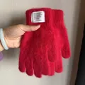 Detailansicht der roten Plüsch-Strickhandschuhe mit weichem Webpelz und weißem Stoffetikett - Rot