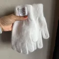 Detailansicht der weichen weißen Kaninchenfell-Strickhandschuhe mit flauschiger Textur - Weiß
