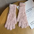 Detailaufnahme der rosa Plüschhandschuhe mit Leopardenmuster und weichem Kunstfell - Rosa