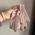 Détail de gants en tricot rose avec nœud en peluche blanc et bouts tactiles gris - Kaki