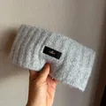 Detail of grey knitted headband with a premium ribbed texture and logo leather patch - Light Grey White