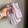 Détail de gants tricotés violet clair avec nœud décoratif et bout des doigts tactile - Violet