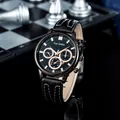 Dettaglio di orologio al quarzo multifunzione con cinturino in pelle nera e data su scacchiera - Cassa Nera Puntatori Oro Rosa