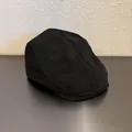 Dettaglio ravvicinato delle cuciture e del camoscio su un berretto nero retrò - M (55-59cm) / Nero