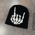 Berretto nero a maglia con ricamo a mano di scheletro bianco su superficie in pietra - M(52-58cm) / Nero