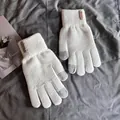 Dettaglio di guanti in maglia bianchi con punte touch grigie ed etichetta in pelle - Bianco