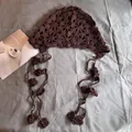 Détail d'un bandana au crochet marron foncé avec attaches à fleurs et texture en maille rétro - M (55-59cm) / Café