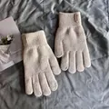 Dettaglio di guanti in maglia touch con fodera in pile e toppa classica in pelle - Beige